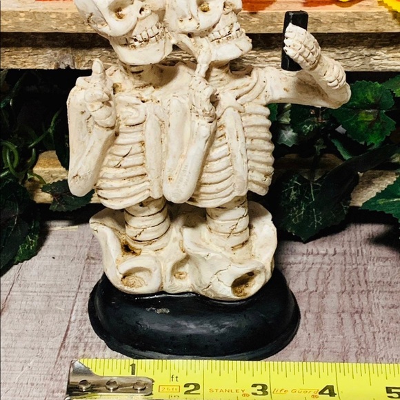 Skeleton Selfie Couple - Picture 7 of 10